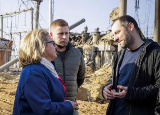 Entwicklungsministerin Schulze mit (v. r.) Oleksandr Kubrakov, Vize-Premierminister für den Wiederaufbau der Ukraine und Minister für Infrastruktur und Gemeinden, und Maksym Martschenko, Regionalgouverneur Odessa, vor einem zerbombten Umspannwerk in der Nähe von Odessa.  