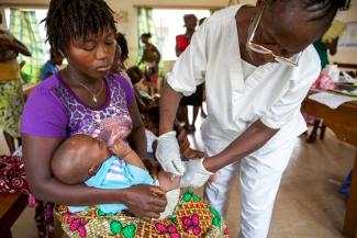 Kinderimpfung in Sierra Leone.