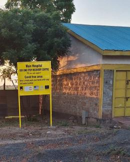 Eingangsbereich des Hauptkrankenhauses in Kakuma. 