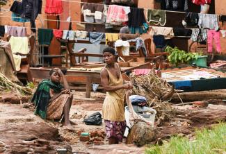 Direkt nach dem Sturm: Wäsche wird an zerstörten Stromleitungen in Südmalawi aufgehängt.
