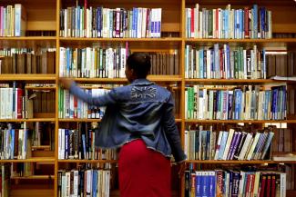 Bücher enthalten immaterielle Schätze. Bibliothek der Universität von Zululand in Südafrika.