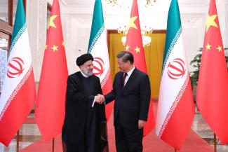 Iran und China profitieren wohl am meisten von der BRICS-Erweiterung: Irans ehemaliger Präsident Ebrahim Raisi und der chinesische Präsident Xi Jinping im Februar 2023.