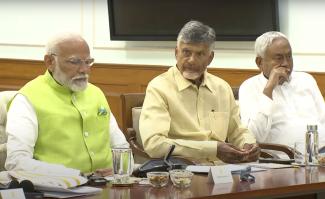 Narendra Modi (links) hängt nun von den Vorsitzenden zweier Regionalparteien ab:  Chandrababu Naidu (Mitte) aus Andhra Pradesh und Nitish Kumar (rechts) aus Bihar. 