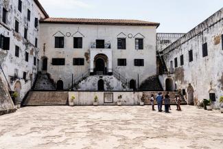 Innenhof von Elmina Castle, historischer Ort des transatlantischen Sklavenhandels in Ghana.