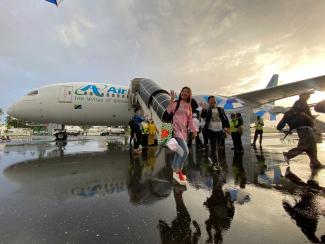 Delegation chinesischer Reiseagenturen und Medien an einem Flughafen von Sansibar, Tansania, 2023, im Rahmen von Bemühungen Tansanias, sich chinesischen Tourist*innen zu öffnen.