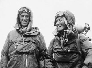 Durch die Besteigung des Mount Everest 1953 setzten Tenzing Norgay und Sir Edmund Hillary Nepal auf die touristische Landkarte. 