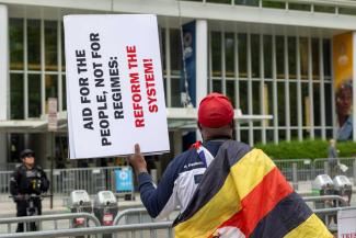 Ugandischer Demonstrierender vor dem Hauptsitz der Weltbank während eines Treffens mit dem IWF im vergangenen Jahr.