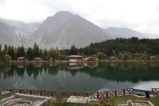 Die touristische Erschließung Baltistans schreitet voran: See nahe der Stadt Skardu. 