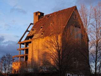 Signs of urban decay are far more common in East than in West Germany: derelict storage building in Leipzig in late 2022. 