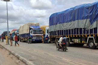 Gestrandete Lastwagen: Als Reaktion auf den Staatsstreich in Niger schließen die ECOWAS-Mitglieder 2023 die Grenzen zu dem Land.