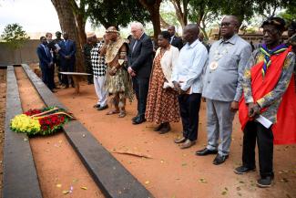 Bundespräsident Steinmeier mit Nachfahren der Held*innen des Maji-Maji-Aufstandes in Songea.