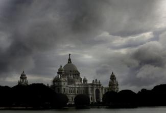 Wolken über dem Victoria Memorial in Kalkutta.