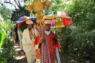 Prozession auf dem Rückweg von einer Baumpflanzaktion im Kirchenwald Mantogera bei Addis Zemen, Region Amhara, 2019.