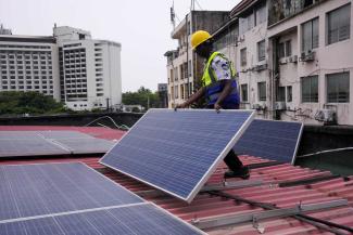 Africa must produce green technologies itself instead of relying on imports: solar panels in Lagos.