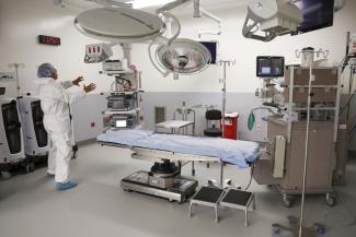 picture alliance / Newscom / Eileen T. Meslar Health care in the USA is expensive, but not necessarily efficient: doctor in the new operating room of a hospital in Chicago.
