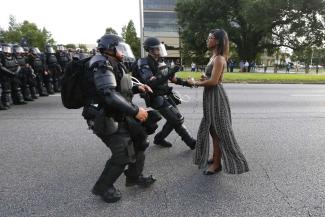 Die Protest-Ikonen des 21. Jahrhunderts sind oft Frauen: Das Foto der Krankenpflegerin Ieshia Evans, die bei Protesten gegen Polizeigewalt in Baton Rouge, USA, vor einer Polizeikette steht, wurde zum Symbol der Black-Lives-Matter-Bewegung. 