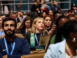 Junge Erwachsene nehmen an dem von zivilgesellschaftlichen Organisationen organisierten People's Plenary im Caspian Plenary Room in der Blue Zone während der UN-Klimakonferenz COP29 teil.