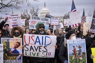 Demonstration gegen die Eingriffe in US-Behörden – wie den Kahlschlag bei USAID – durch Präsident Donald Trump und Elon Musk im Februar in Washington.