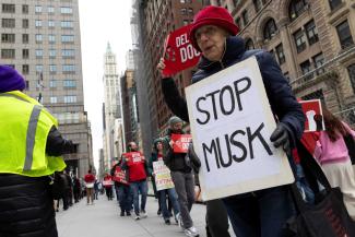 picture alliance/ZUMAPRESS.com/Gina M Randazzo Demonstrations against Elon Musk and his “Department of Government Efficiency” (DOGE), which USAID has fallen victim to.