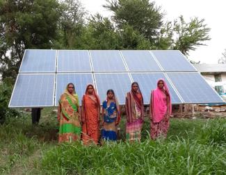 SEWA Mit Unterstützung von Sewa haben diese Bäuerinnen Solarpanel installiert, um Strom für ihre Präzisionspumpen zu erzeugen.