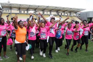 picture alliance/NurPhoto/Adekunle Ajayi Events like the annual Lagos Women Run help raise awareness of diseases such as cancer.