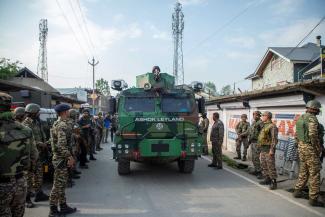 picture alliance/ZUMAPRESS.com/Faisal Bashir Indische paramilitärische Truppen riegeln ein Gebiet im von Indien verwalteten Teil von Jammu und Kaschmir ab, nachdem am 8. Mai ein unbekanntes Flugzeug in der Nähe der Stadt Srinagar abgestürzt ist.