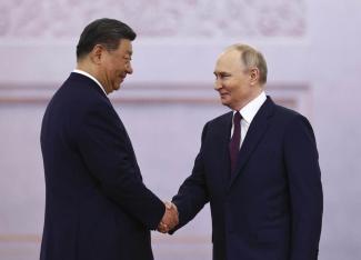 picture alliance/ASSOCIATED PRESS/Evgenia Novozhenina Russlands Präsident Wladimir Putin und sein chinesischer Amtskollege Xi Jinping unterstützen sich.
