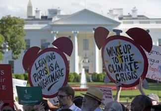 Susan Walsh/picture-alliance/AP Photo Climate protest in front of the White House in June.