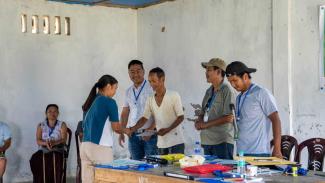 Chonbenthung Kikon Eine Frau, die ihre Idee im Rahmen eines FPA-Prozesses vorgestellt hat, erhält eine Auszeichnung im Dorf Songlhuh in Nagaland, Indien.