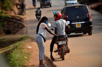 picture alliance / Xinhua News Agency / Nicholas Kajoba Immer weniger Menschen können sich eine Fahrt mit einem kommerziellen Motorrad leisten.