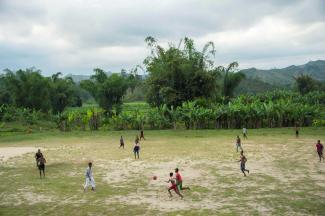 dpa/Design Pics/Joel Sartore Photography Gemeinsam zu spielen gehört zu den wichtigsten Bewältigungsstrategien von Jugendlichen in Madagaskar, um die Folgen des Klimawandels auf die psychische Gesundheit abzuschwächen.