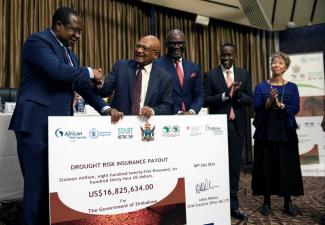 dpa/Xinhua News Agency/Shaun Jusa Im Jahr 2024 erhielt Simbabwe eine Risikoversicherungsleistung von der African Risk Capacity Group, um die Folgen einer schweren Dürre abzumildern.