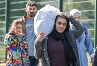 Geflüchtete kommen in einer deutschen Erstaufnahmeeinrichtung an. Wie sich ihr Leben von hier an entwickelt, liegt zu großen Teilen an der Aufnahmegesellschaft.
