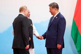 picture alliance/ZUMAPRESS.com/Alexander Kazakov Narendra Modi, Xi Jinping and Vladimir Putin at the Shanghai Cooperation Organisation summit in Tianjin in September.