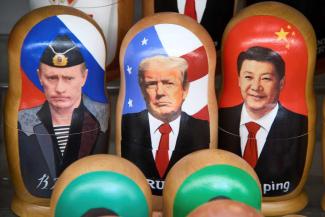 Russische Holzpuppen namens Matroschka, die den russischen Präsidenten Wladimir Putin, den US-Präsidenten Donald Trump und den chinesischen Präsidenten Xi Jinping darstellen, in einem Souvenirladen in Moskau.