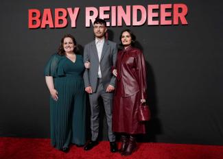 Der schottische Comedian Richard Gadd (Mitte) thematisiert in seiner Miniserie „Rentierbaby“ seine eigenen Erfahrungen mit sexualisierter Gewalt. 