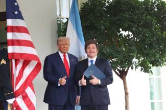 Gleichgesinnte werden von Donald Trump unterstützt: Argentiniens Präsident Javier Milei mit dem US-Präsidenten am Weißen Haus im Oktober 2025.  