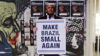 Wird Brasilien von Trump klein gemacht? Fakt ist: Brasilien hat den USA keine größeren Zugeständnisse gemacht. Mit Plakaten beklebte Wand in São Paulo, 2019.
