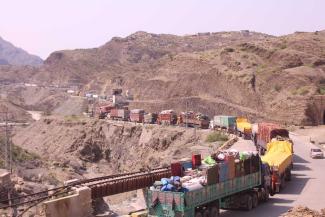 Afghanische Geflüchtete verlassen Pakistan am Grenzübergang Torkham im November 2025. 