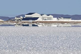 Die bolivianische Anlage zur Lithiumgewinnung Llipi am Salzsee von Uyuni.