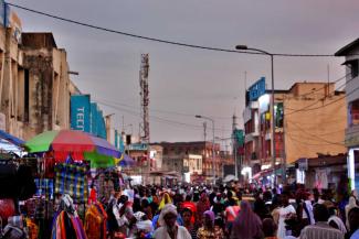 Straßenmärkte in Senegal sind riesig und kaum reguliert: Die jungen Wähler*innen der neuen Regierung sind vor allem im informellen Sektor tätig. 