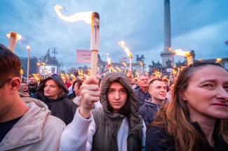 Anhänger*innen des ungarischen Oppositionsführers Peter Magyar bei der Gedenkfeier zur ungarischen Revolution von 1956 in Budapest im November 2025.