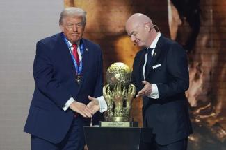 Was es nicht alles gibt – seit letztem Jahr auch einen Friedenspreis vom Fußballverband. FIFA-Präsident Gianni Infantino und US-Präsident Donald Trump bei der Preisübergabe.