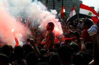 Auf dem Tahrir-Platz in Kairo demonstrieren im September 2011  Ultra-Fans von Al Ahly gegen die Regierung.