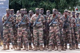 Soldaten bei der Beerdigung des ehemaligen Verteidigungsministers von Mali, Sadio Camara. Er kam im April bei einem islamistischen Anschlag in Mali ums Leben.