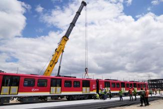 Metro-Waggons, die aus China angekommen sind, werden im September 2025 in Bogotá verladen.