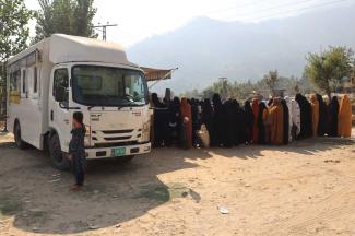 Ein mobiler Registrierungswagen besucht Gemeinden in der pakistanischen Provinz Khyber Pakhtunkhwa, die von klimabedingten Katastrophen betroffen sind.