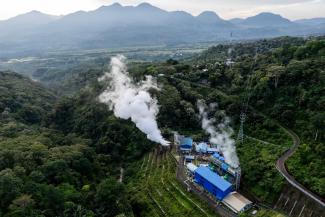 Das Geothermie-Kraftwerk Ulumbu im Dorf Wewo in der Provinz Ost-Nusa-Tenggara, Indonesien.