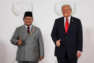 rump und der indonesische Präsident Prabowo Subianto im Oktober 2025 auf dem Friedensgipfel in Sharm El Sheikh, wo sie offenbar auch über Immobilienprojekte sprachen, an denen ein Sohn Trumps beteiligt ist.