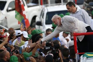 To emphasise his broad coalition rather than his socical-democratic party, Lula now prefers white over red shirts: campaign event in Rio de Janeiro in October.